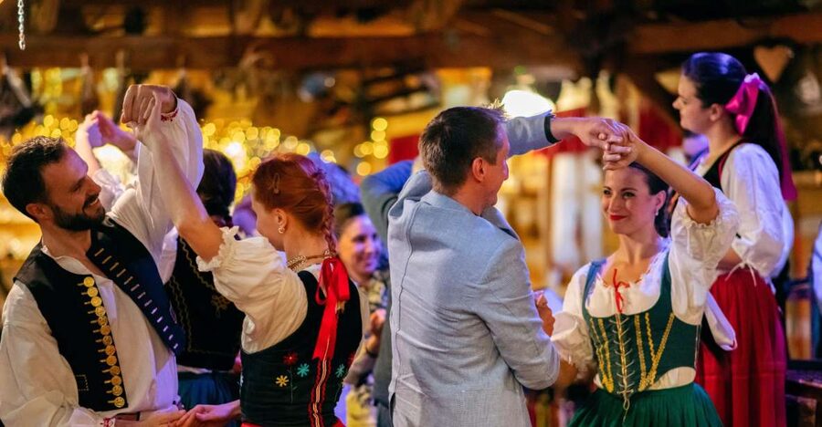 Prague: Folkloric Dinner Show with Unlimited Drinks - Choosing between duck, salmon, pork, and vegetables