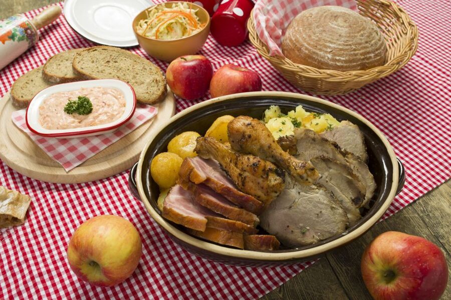 Prague: Folkloric Dinner Show with Unlimited Drinks - Unlimited drinks, and what that really means