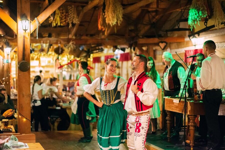 Prague: Folkloric Dinner Show with Unlimited Drinks - Reaching the Folklore Garden in Hlubočepy