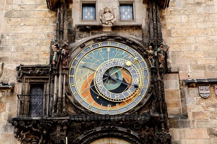 Prague: Full-Day Sightseeing Tour with Cruise and Lunch - How much walking should you expect?