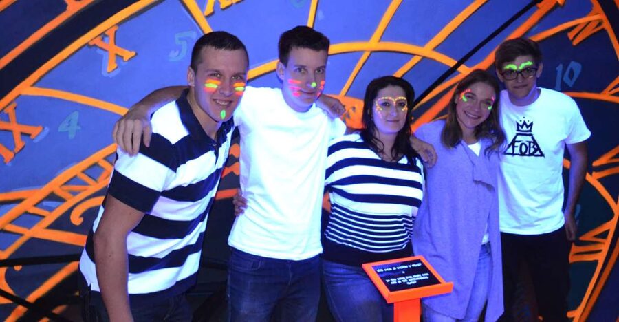 Prague: Glow Golf Mini Golf Game by UV Light - How the 18 Holes Work
