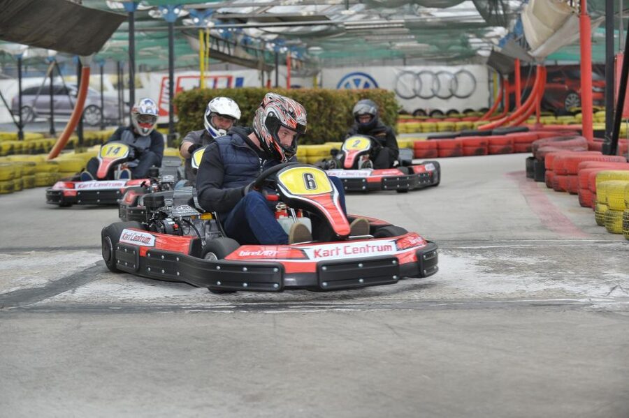 Prague: Go-Kart Racing Experience - Choosing between one hour and two 10-minute races