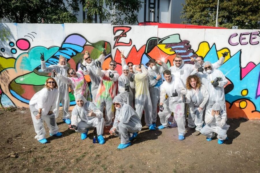 Prague Graffiti Workshop For Groups & Team-Building Groups - Preparing the black wall