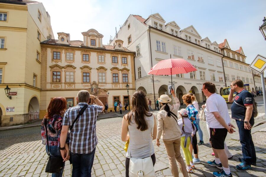 Prague: Guided Bus & Walking Tour with River Cruise & Lunch - Old Town Square and the astronomical clock
