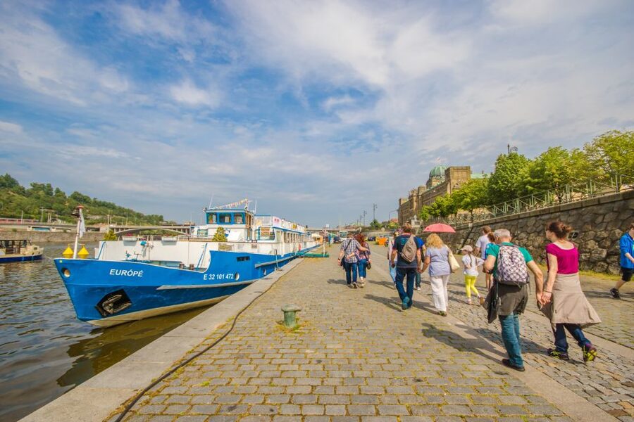 Prague: Guided Bus & Walking Tour with River Cruise & Lunch - Lunch on the Vltava River