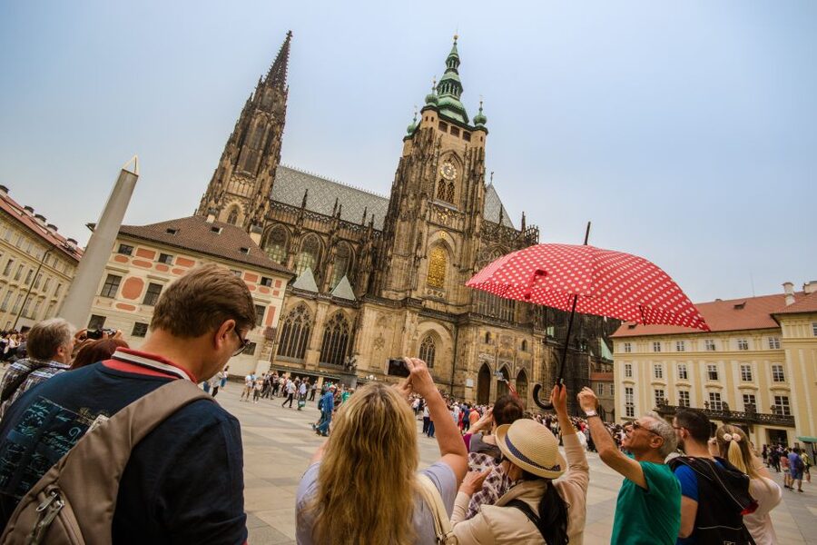 Prague: Guided Bus & Walking Tour with River Cruise & Lunch - Should you book it?