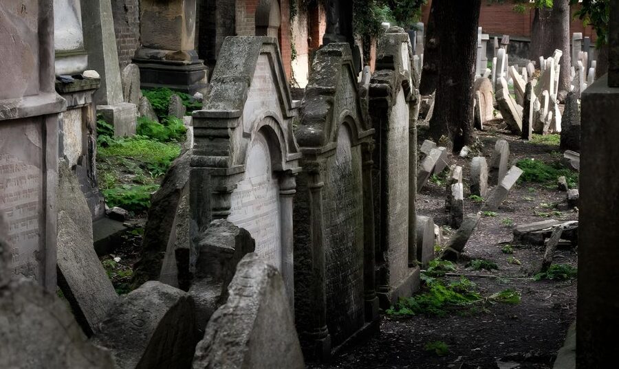 Prague: Guided Tour inside the Jewish Cemetery & Synagogues - What the Spanish-speaking guide adds