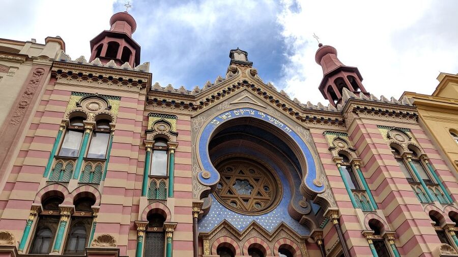 Prague: Guided Walking Tour of Prague's Jewish Quarter - Entering the Old-New Synagogue