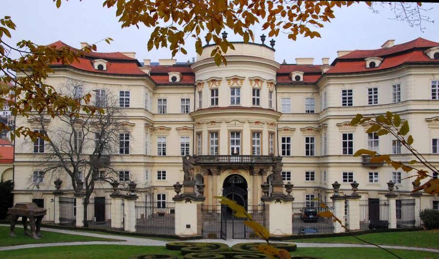 Prague: Highlights Walking Tour to the German embassy 1989 - A brisk start near the Faculty of Law