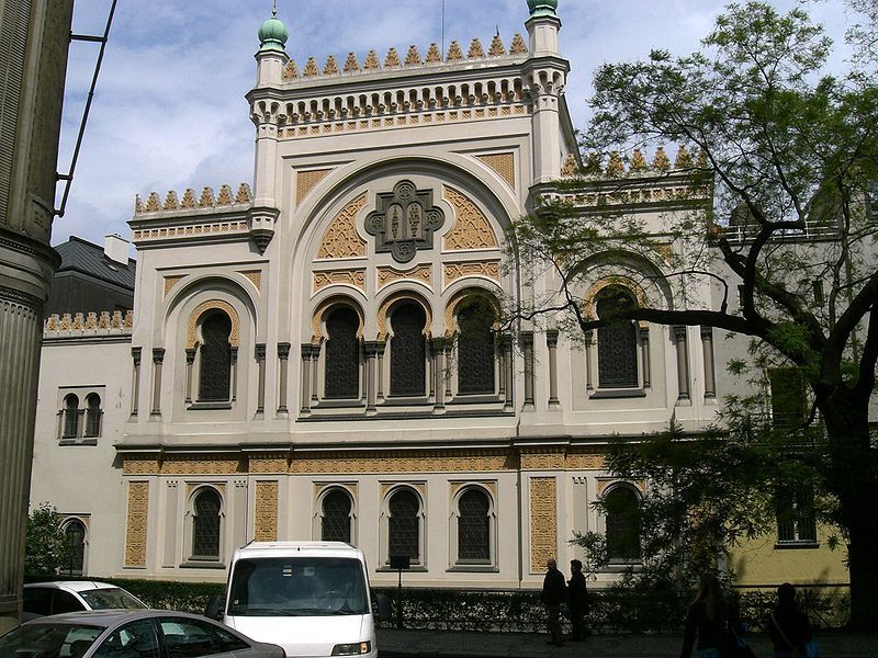 Prague: Jewish Town Walking Tour - Entering the Old-New Synagogue