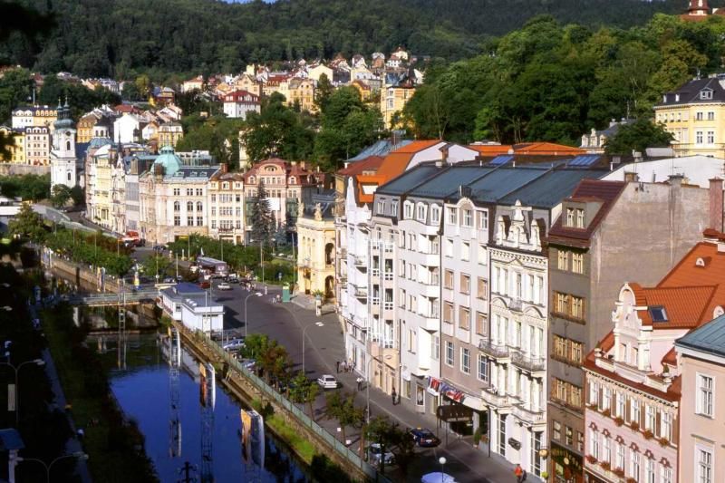 Prague: Karlovy Vary Tour with Lunch and Moser Museum Visit - Meeting Karlovy Vary’s famous springs