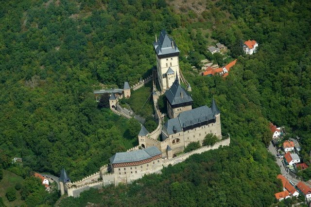 Prague: Karlštejn Castle Guided Tour with Entry Ticket - The climb to Karlštejn Castle