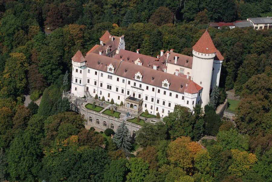 Prague: Karlštejn Castle Guided Tour with Entry Ticket - Two hours for views, lunch, and the village