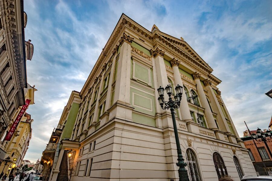 Prague: Legendary Beer Tour with Dinner - A beer tour that doubles as a Prague orientation