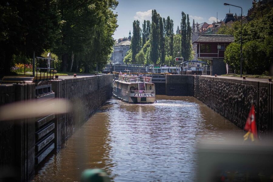 Prague: Lunch Cruise on Vltava River with open Buffet - Why the Lock Passage Extends the Experience