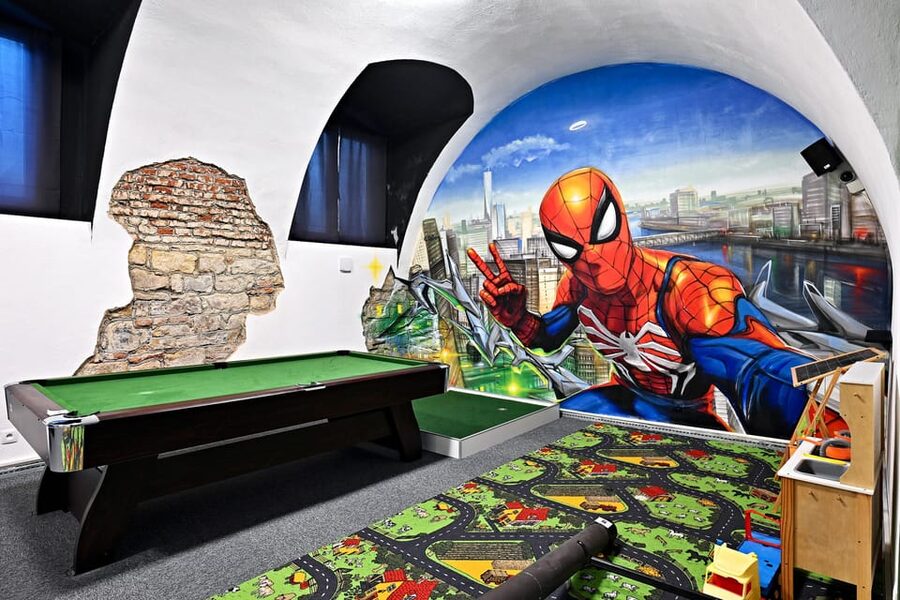 Prague: Mazemania Miniature Golf Experience - Playing all 18 holes without a strict finish line