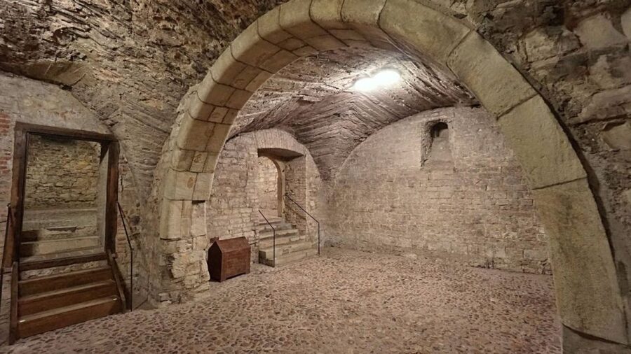 Prague: Medieval Underground Guided Tour - Romanesque houses and the original street