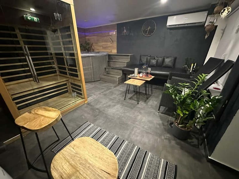 Prague: Modern Private Spa with Jacuzzi and Sauna - The jacuzzi and sauna experience