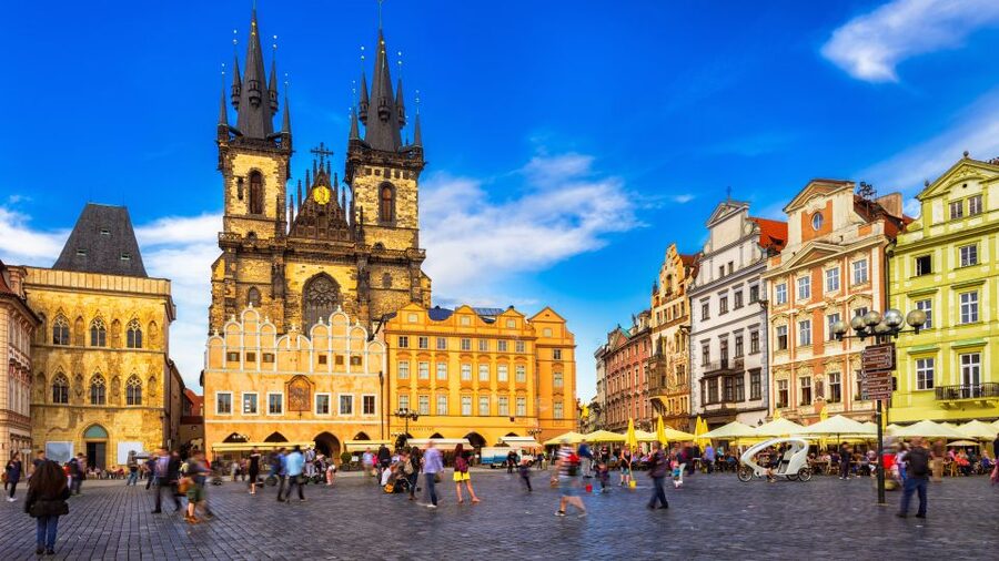 Prague: Old Town and Charles Bridge Tour - What the private format changes