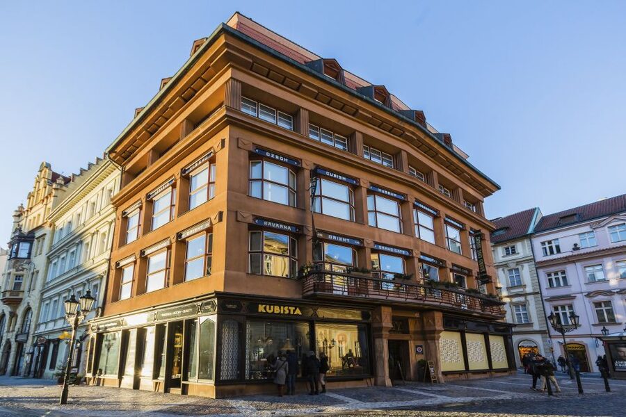 Prague: Old Town and Jewish Quarter 2-Hour Walking Tour - Meeting the guide in Old Town Square