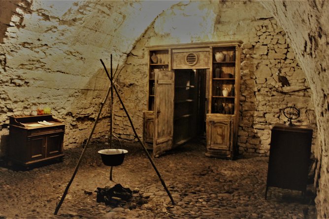 Prague Old Town, Medieval Underground and Dungeon Historical Tour - How the 90 minutes feel