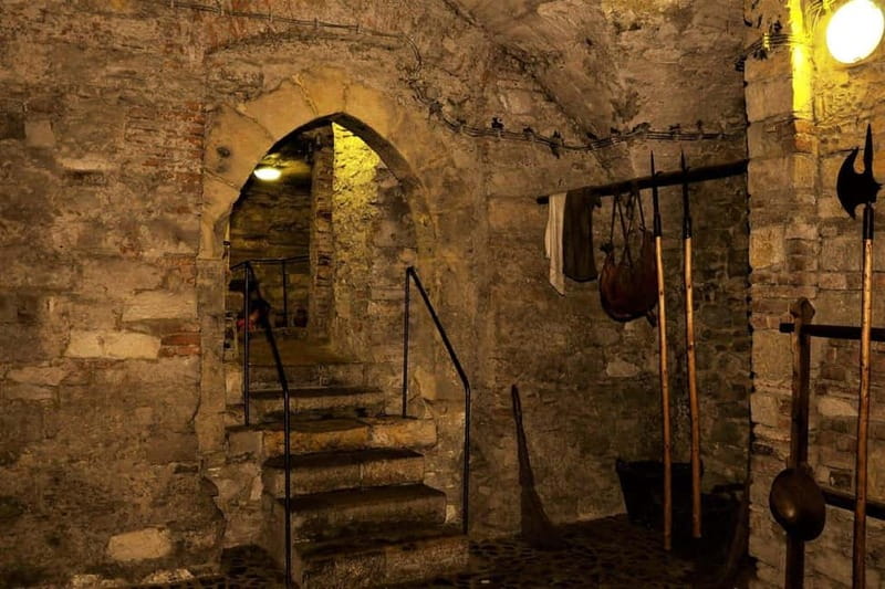 Prague Old Town, Underground and House of Alchemy Tour - The Astronomical Clock and the Everyday Medieval City