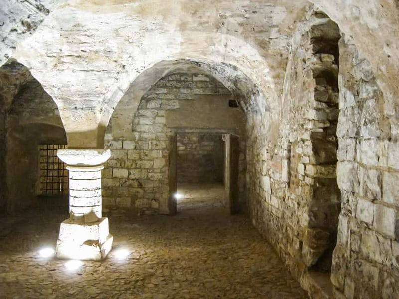 Prague: Oldtown, Medieval Underground & Dungeon History Tour - Stories of floods, fires, plague, and rebellion
