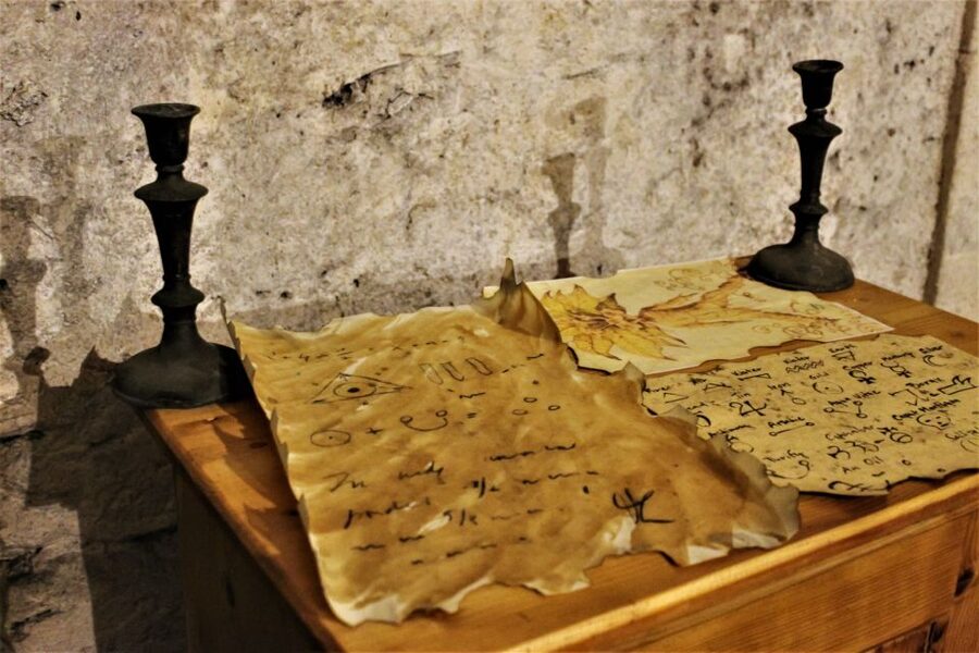 Prague: Oldtown, Medieval Underground & Dungeon History Tour - Meeting point and timing in Old Town