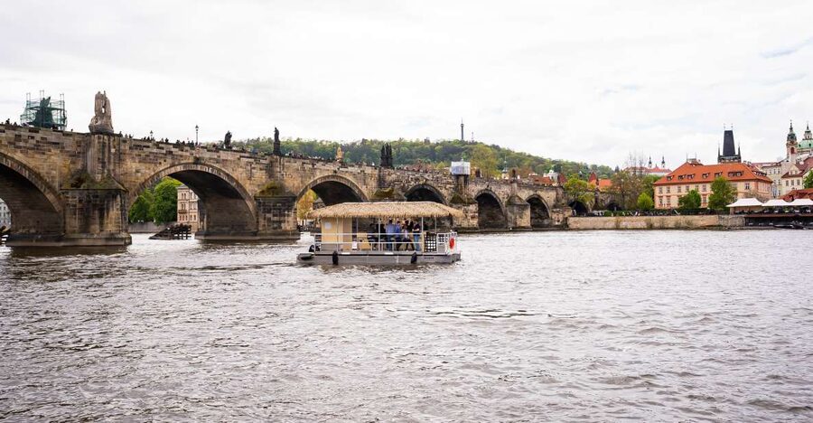 Prague: Party Tiki Boat Sightseeing Cruise with Drinks - Choosing between Budvar, prosecco, and cider