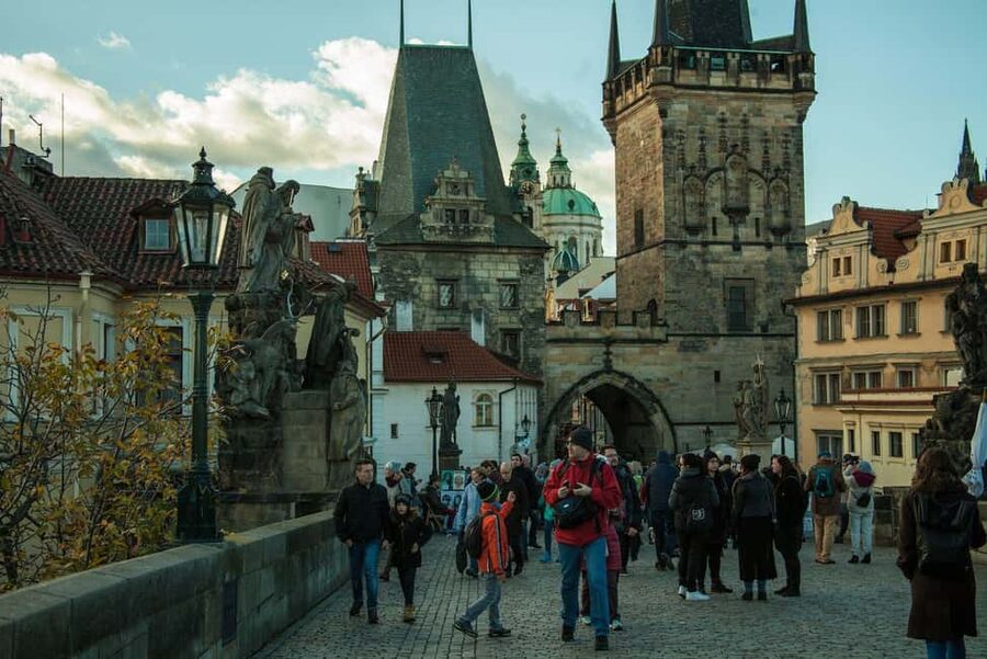 Prague: Prague Castle & Charles Bridge – guided tour in German - Why this route works well in Prague
