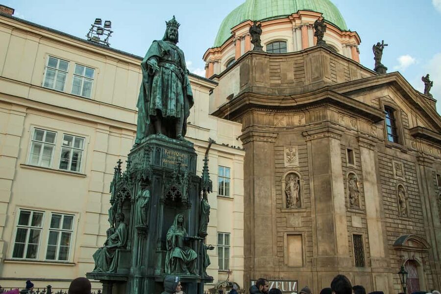 Prague: Prague Castle & Charles Bridge – guided tour in German - Meeting beneath the statue of Charles IV