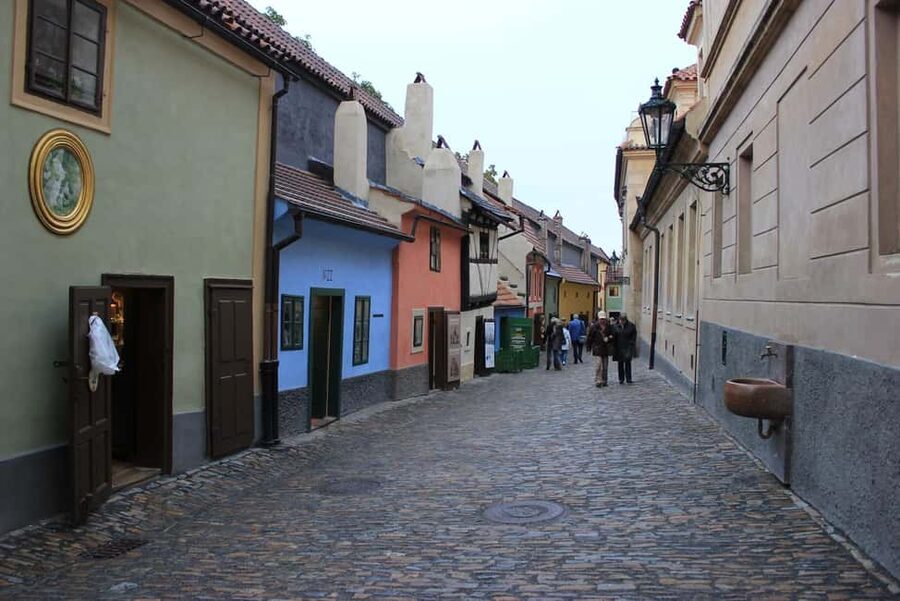 Prague: Prague Castle & Charles Bridge – guided tour in German - Prague Castle courtyards and St. Vitus Cathedral