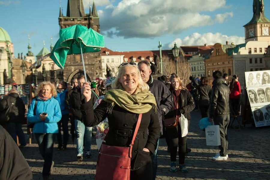 Prague: Prague Castle & Charles Bridge – guided tour in German - Crossing Charles Bridge in 15 minutes