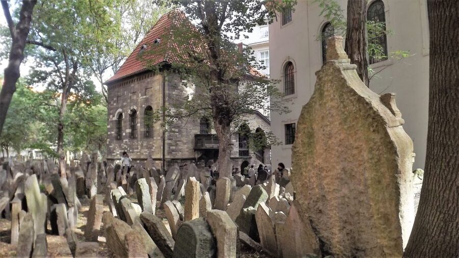 Prague: Prague Castle, Jewish Quarter, Clock Tower Admission - Prague Castle: royal power in stone and stained glass