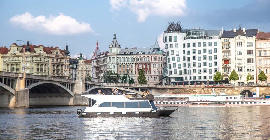 Prague: Private River Cruise with Unlimited Beer or Prosecco - Key points at a glance