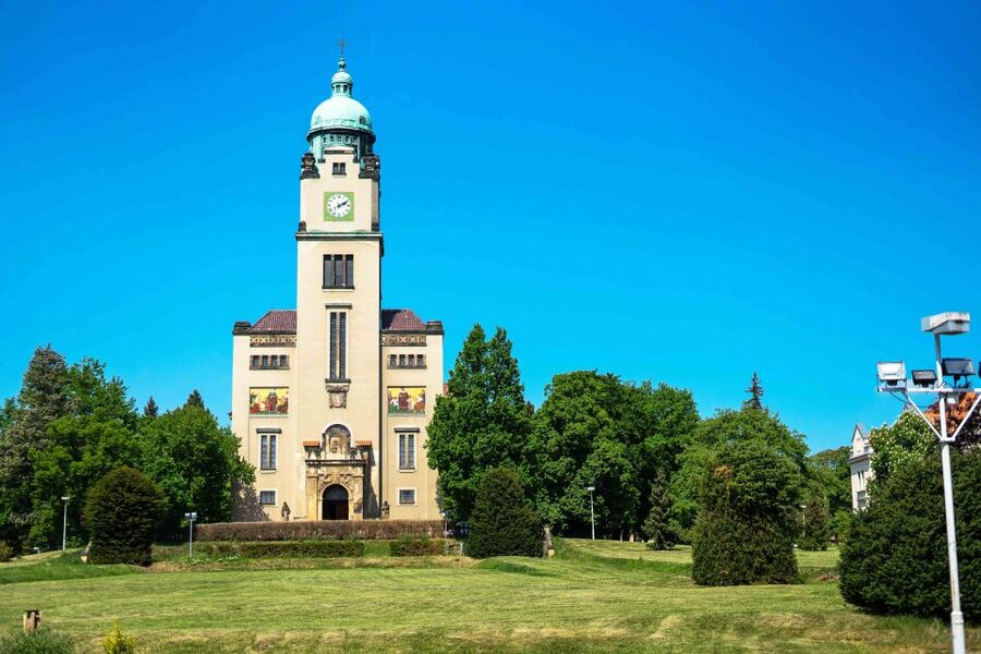 Prague: Psychiatric Hospital and Abandoned Cemetery Tour - Why Bohnice feels different from a normal ghost tour