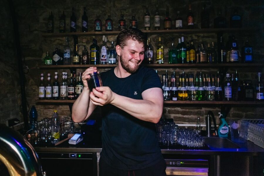 Prague: Pub Crawl with Unlimited Drinks & 5-floor Club Entry - Who should book this night out?