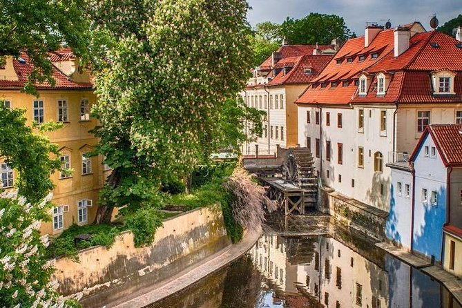 Prague's charming old places tour in Russian language - Old Town Square at 3 p.m.