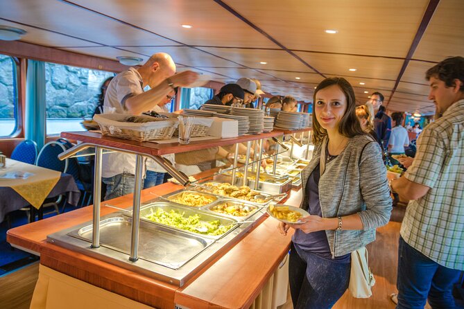 Prague: Sightseeing Boat Cruise with Buffet Dinner - Kampa Island and Charles Bridge