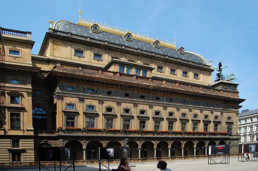 Prague Sightseeing Tour with Lunch - Lunch in a medieval-style tavern