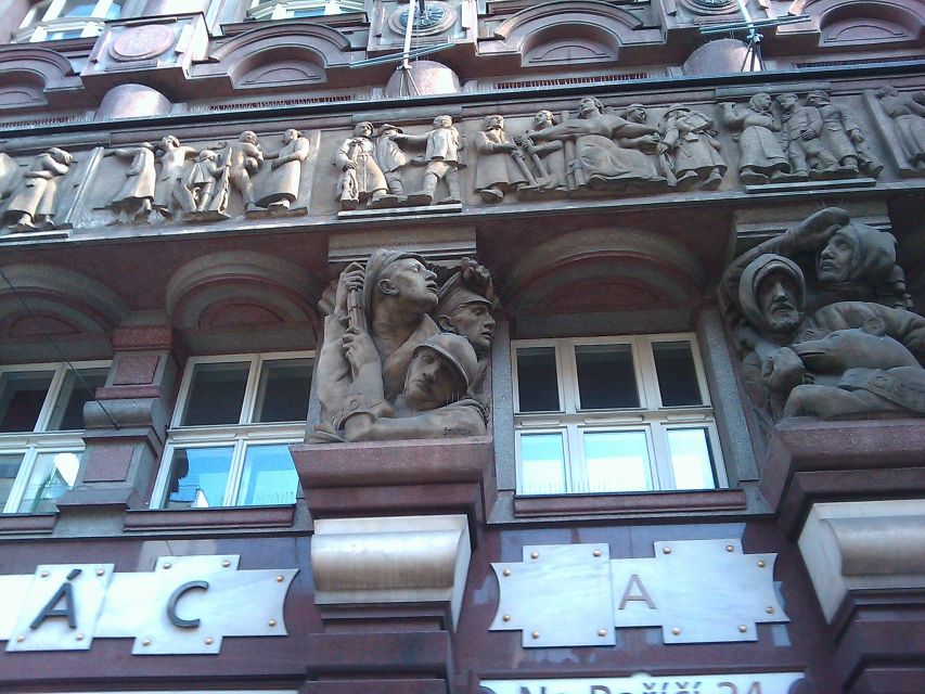 Prague: Tailored Sightseeing Tour in French - French commentary and the human side of the visit