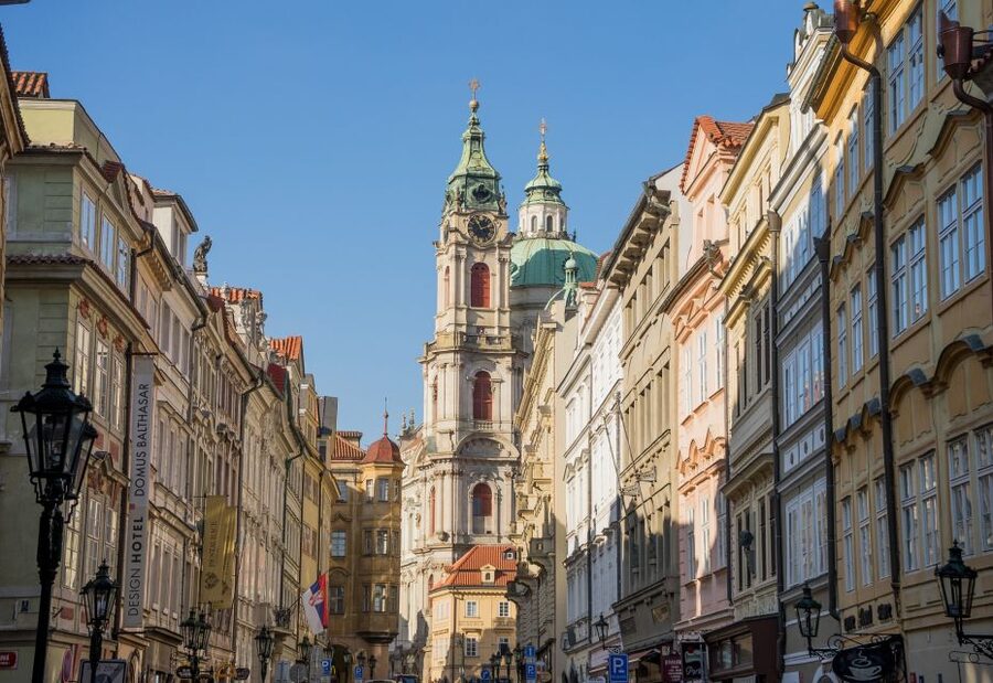 Prague Tour in Spanish - Prague’s story begins beside the Vltava
