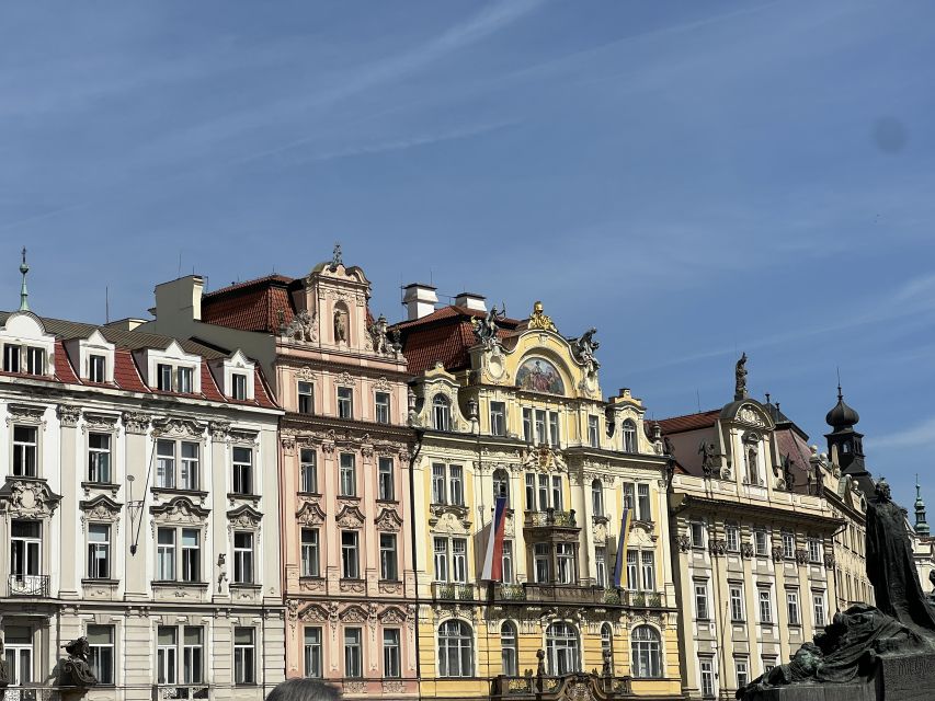 Prague Tour in Spanish - Meeting under the navy-blue umbrella