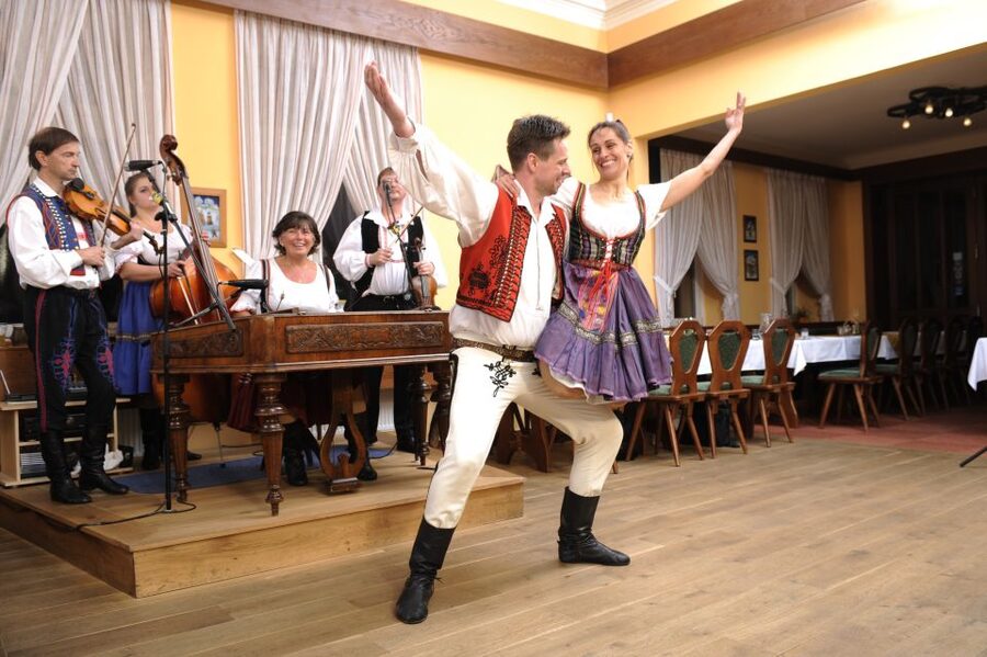 Prague: Traditional Folklore Evening with Dinner & Music - What you will eat at dinner