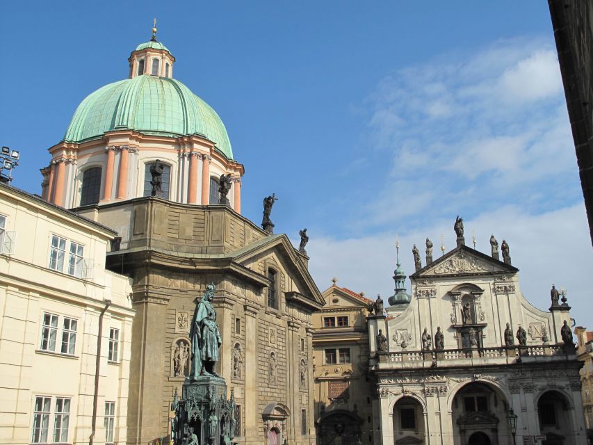 Prague: Vintage Car Ride and Walking Tour - What the private group size means