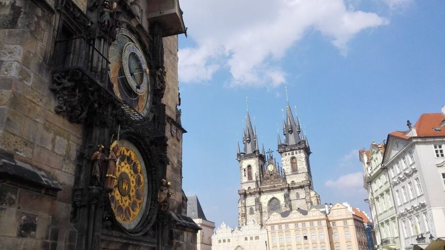 Prague: Vintage Car Ride and Walking Tour - Guide quality can shape the experience