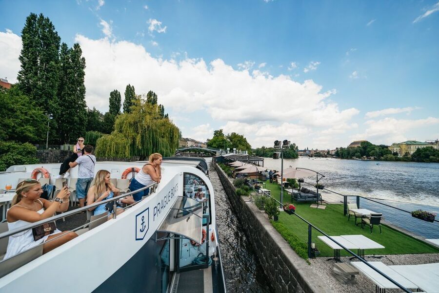 Prague: Vltava River Lunch Cruise in an Open-Top Glass Boat - Why a river lunch is a smart way to see Prague