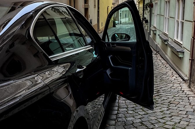 Private ARRIVAL Transfer by LIMOUSINE 3+1pax - What the Price Means for a Party of Three