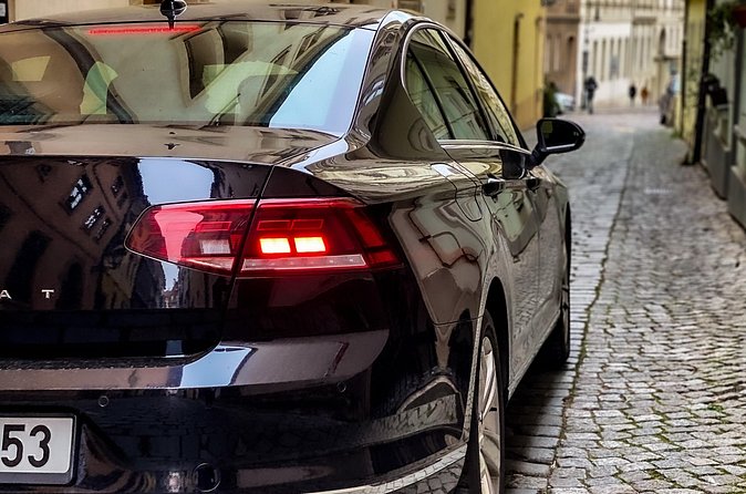 Private ARRIVAL Transfer by LIMOUSINE 3+1pax - A Gentle Introduction to Prague on the Way