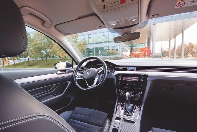 Private ARRIVAL Transfer by LIMOUSINE 3+1pax - Delays, Communication, and the 24-Hour Dispatch Team